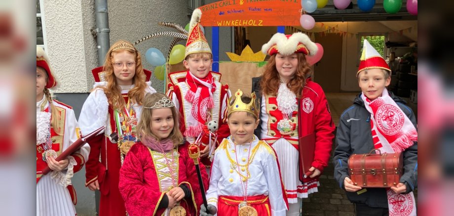 Mit dabei waren das Kinderprinzenpaar des KGN aus Oppenhausen Prinz Theo I. vom flankenden Vorhang (hintere Reihe, 2. von links) und Prinzessin Lisa I. vom Tanzenden Pfeil (hintere Reihe, links) mit Gefolge sowie das Kinderprinzenpaar von der Winkelholzbande Prinz Carl der I. (vorne, rechts) und Prinzessin Ilvi I. (vorne links), die schlauen Füchse vom Winkelholz.