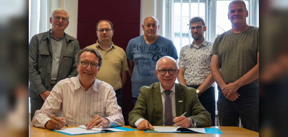 Auf dem Foto (vorne, von links): Alexander von Canal, Geschäftsführer von Canal Architektur & Generalplanung GmbH, Jörg Haseneier, Bürgermeister der Stadt Boppard, bei der Unterzeichnung des Architektenvertrags für den Neubau des Feuerwehrgerätehauses Bad Salzig. Anwesend waren außerdem (hinten, von links): Michael Assenmacher, Mitarbeiter Hoch- und Tiefbau der Stadtverwaltung Boppard, Holger Lewentz, Wehrführer des Löschzugs Bad Salzig, Carsten Wahl, Stellvertretender Wehrführer des Löschzugs Bad Salzig, Dominik Nachtsheim, Leiter des Fachbereichs 5 der Stadtverwaltung Boppard, sowie Peter Bach, Stellvertretender Wehrleiter der Freiwilligen Feuerwehr der Stadt Boppard. Auf dem Foto (vorne, von links): Alexander von Canal, Geschäftsführer von Canal Architektur & Generalplanung GmbH, Jörg Haseneier, Bürgermeister der Stadt Boppard, bei der Unterzeichnung des Architektenvertrags für den Neubau des Feuerwehrgerätehauses Bad Salzig. Anwesend waren außerdem (hinten, von links): Michael Assenmacher, Mitarbeiter Hoch- und Tiefbau der Stadtverwaltung Boppard, Holger Lewentz, Wehrführer des Löschzugs Bad Salzig, Carsten Wahl, Stellvertretender Wehrführer des Löschzugs Bad Salzig, Dominik Nachtsheim, Leiter des Fachbereichs 5 der Stadtverwaltung Boppard, sowie Peter Bach, Stellvertretender Wehrleiter der Freiwilligen Feuerwehr der Stadt Boppard.
