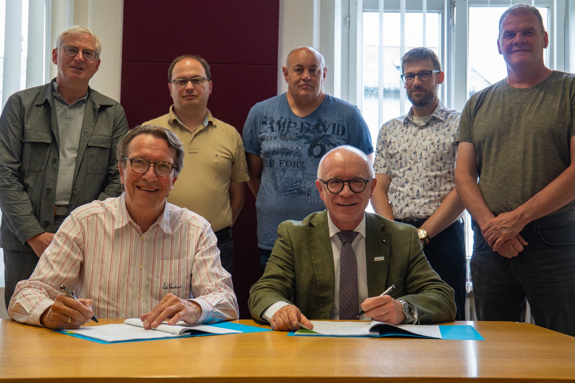 Auf dem Foto (vorne, von links): Alexander von Canal, Geschäftsführer von Canal Architektur & Generalplanung GmbH, Jörg Haseneier, Bürgermeister der Stadt Boppard, bei der Unterzeichnung des Architektenvertrags für den Neubau des Feuerwehrgerätehauses Bad Salzig. Anwesend waren außerdem (hinten, von links): Michael Assenmacher, Mitarbeiter Hoch- und Tiefbau der Stadtverwaltung Boppard, Holger Lewentz, Wehrführer des Löschzugs Bad Salzig, Carsten Wahl, Stellvertretender Wehrführer des Löschzugs Bad Salzig, Dominik Nachtsheim, Leiter des Fachbereichs 5 der Stadtverwaltung Boppard, sowie Peter Bach, Stellvertretender Wehrleiter der Freiwilligen Feuerwehr der Stadt Boppard. 
