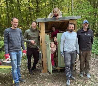 Holzstämme wurden zu neuen Sitzgelegenheiten verarbeitet, während an anderer Stelle ein praktischer Gartenschrank für die Aufbewahrung des Sandspielzeugs entstand.