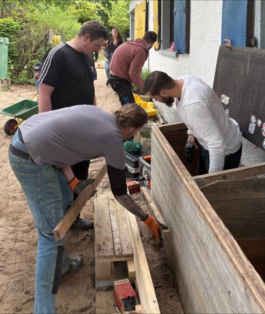 Aus zugeschnittenen und verschraubten Holzlatten entstanden Schritt für Schritt neue Treppenstufen zur großen Sandspielzeugkiste. Aus zugeschnittenen und verschraubten Holzlatten entstanden Schritt für Schritt neue Treppenstufen zur großen Sandspielzeugkiste.