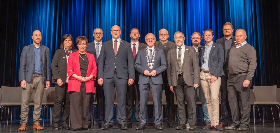 Bürgermeister Jörg Haseneier (7. von links) würdigte gemeinsam mit den städtischen Beigeordneten und den Ortsvorsteherinnen und Ortsvorstehern beziehungsweise ihren Vertretern aus den zehn Ortsbezirken (es fehlt der Ortsbezirk Oppenhausen) das Jubiläum 50 Jahre verbandsfreie Stadt Boppard im Rahmen des Neujahrsempfangs der Stadt in der Stadthalle. 