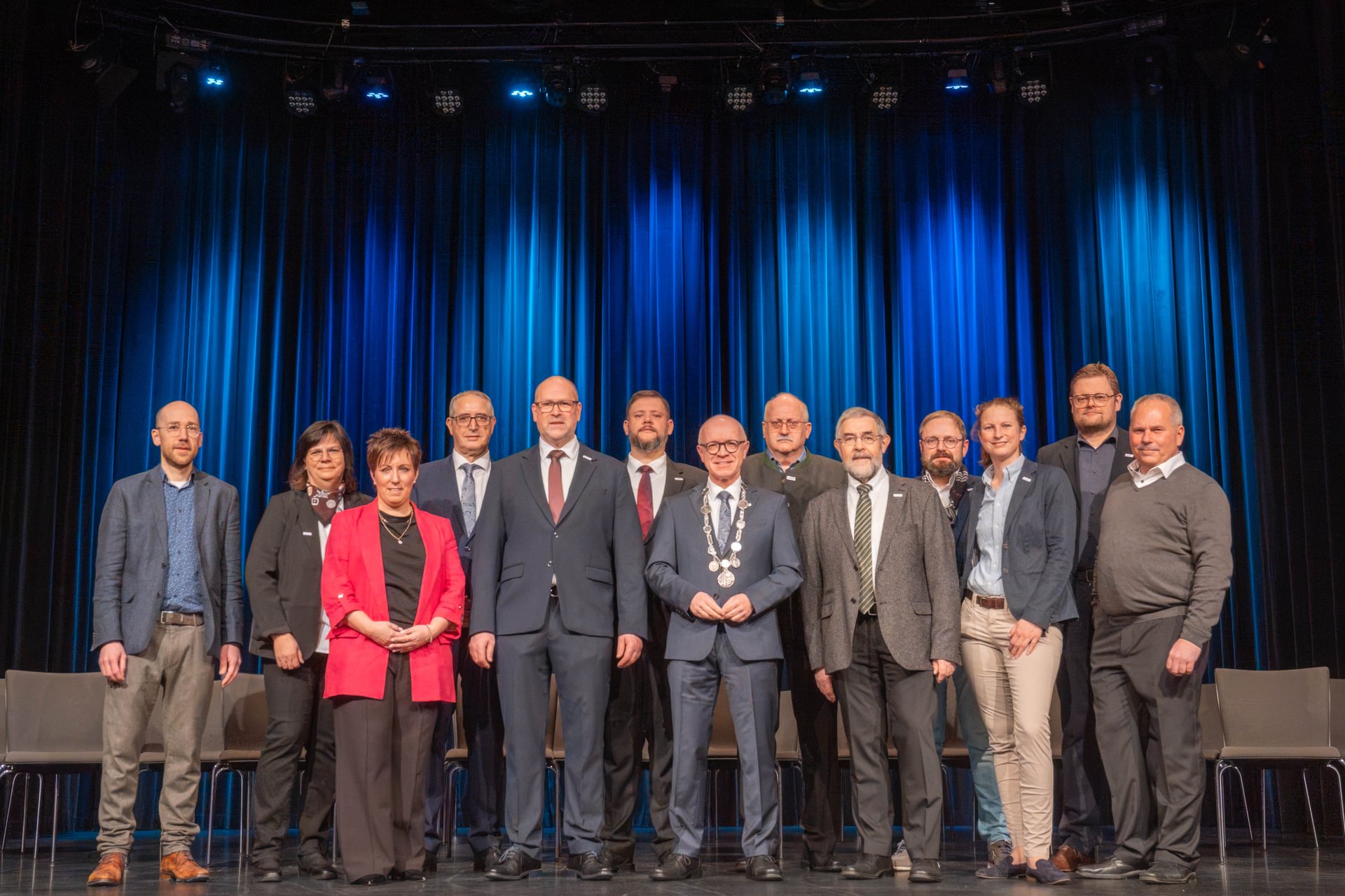 Bürgermeister Jörg Haseneier (7. von links) würdigte gemeinsam mit den städtischen Beigeordneten und den Ortsvorsteherinnen und Ortsvorstehern beziehungsweise ihren Vertretern aus den zehn Ortsbezirken (es fehlt der Ortsbezirk Oppenhausen) das Jubiläum 50 Jahre verbandsfreie Stadt Boppard im Rahmen des Neujahrsempfangs der Stadt in der Stadthalle. 