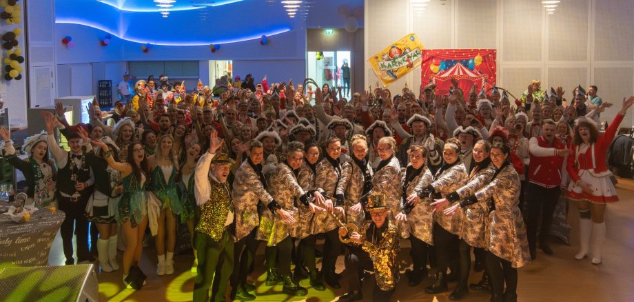 Närrische Machtübernahme in Boppard: Die Stadtmöhnen fordern den Rathausschlüssel von Bürgermeister Jörg Haseneier in der Stadthalle. Närrische Machtübernahme in Boppard: Die Stadtmöhnen fordern den Rathausschlüssel von Bürgermeister Jörg Haseneier in der Stadthalle.