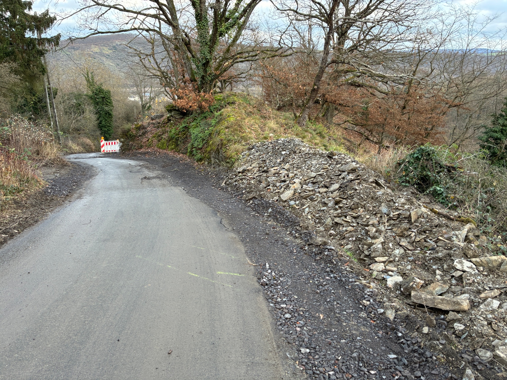 Anfang Dezember wurde die Einbindung der erneuerten Trinkwasserleitung oberhalb der Straße „Auf Proffen“ vorgenommen. Der neue Leitungsabschnitt ist inzwischen vollständig in Betrieb.
