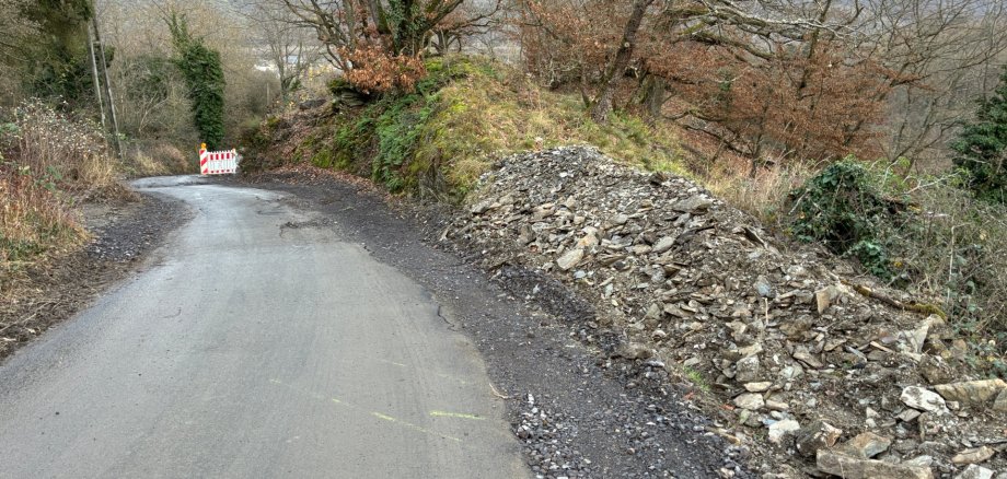 Anfang Dezember wurde die Einbindung der erneuerten Trinkwasserleitung oberhalb der Straße „Auf Proffen“ vorgenommen. Der neue Leitungsabschnitt ist inzwischen vollständig in Betrieb. Anfang Dezember wurde die Einbindung der erneuerten Trinkwasserleitung oberhalb der Straße „Auf Proffen“ vorgenommen. Der neue Leitungsabschnitt ist inzwischen vollständig in Betrieb.