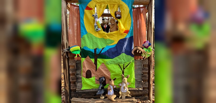 Ein Theatervorhang und Handpuppen wurden der Kita Winkelholzbande anonym gespendet. 