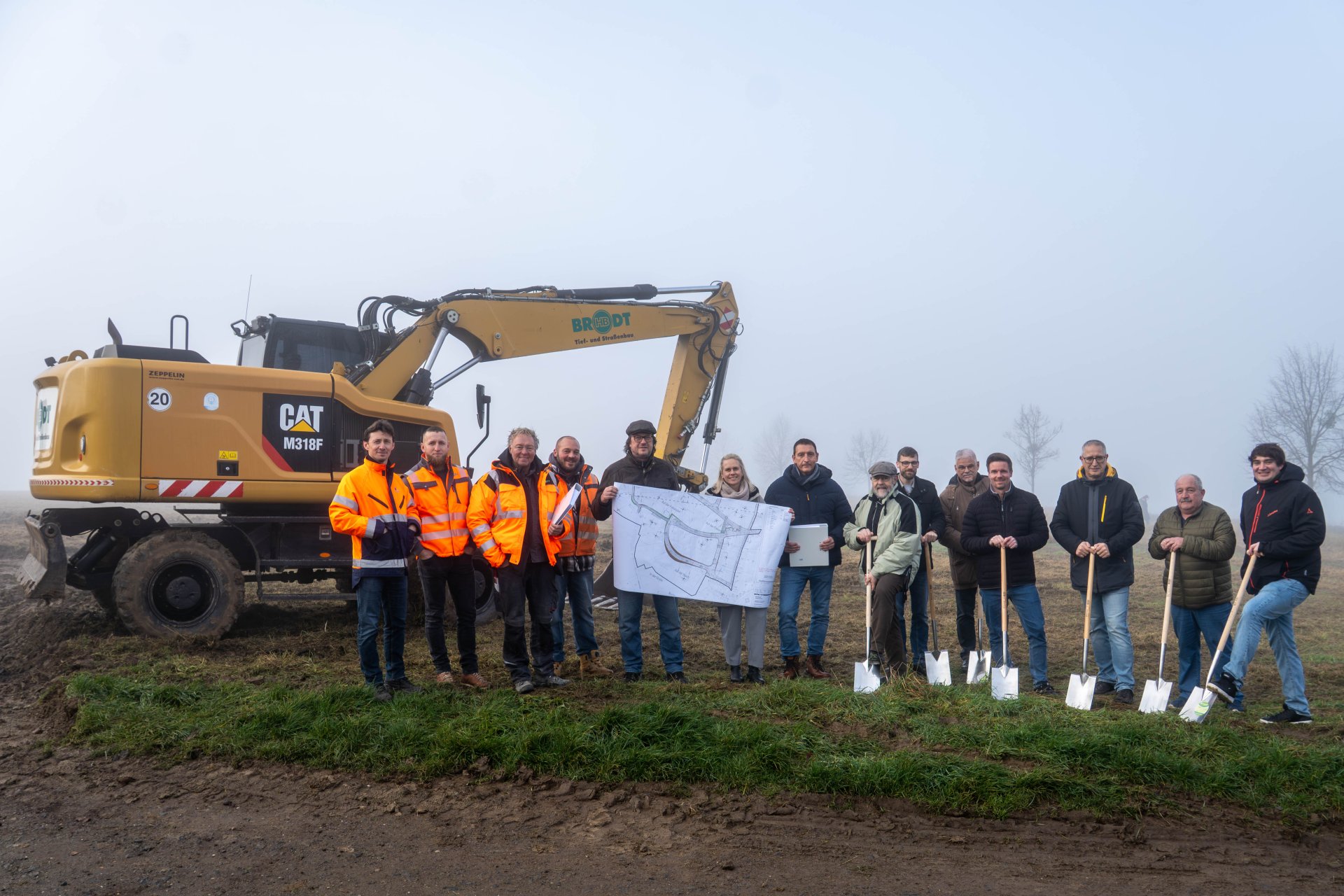 Beim Spatenstich für die Erschließung des Neubaugebiets „Auf der Folkendell“ dabei waren Andrej Sperling, Projektleiter Zweckverband Rhein-Hunsrück Wasser, Alexander Steinbrenner, Geschäftsführer Firma Brodt Tief- und Straßenbau, Thomas Donsbach, Polier Firma Brodt, Steve Jung, Bauleitung Firma Brodt, Ulrich Spang, Geschäftsführung Ingenieurbüro Spang, Maria Fischer, Prokuristin und Projektplanerin Stadt Land plus, Jörg Vogt, Technischer Angestellter Stadtverwaltung Boppard, Helmut Zindorf, Erster Beigeordneter Stadt Boppard, Dominik Nachtsheim, Leiter Fachbereich 5 Stadtverwaltung Boppard, Stadtratsmitglied Reimund Möcklinghoff,  Ludwig Uhrmacher, Ortsbeirat Buchholz, Ortsvorsteher Reiner Martin Phillipps sowie Michael Römer und Alexander Schweikert, Ortsbeirat Buchholz. 