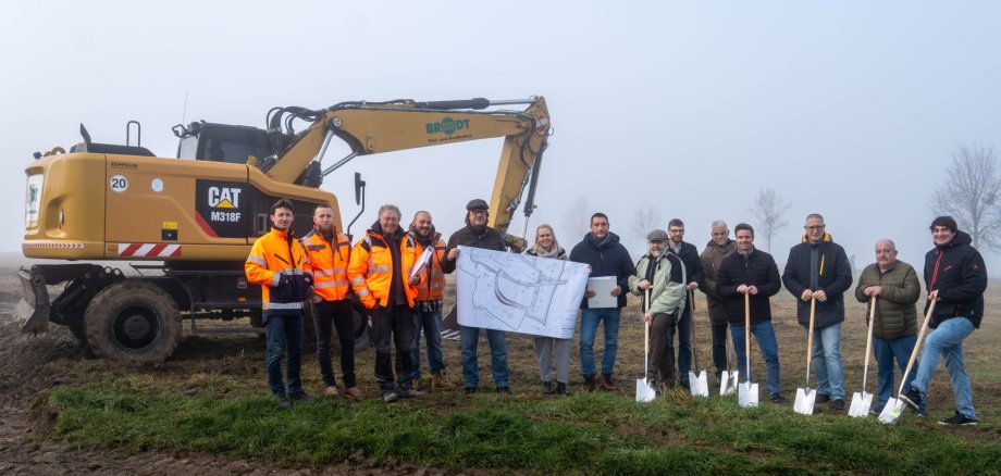 Beim Spatenstich für die Erschließung des Neubaugebiets „Auf der Folkendell“ dabei waren Andrej Sperling, Projektleiter Zweckverband Rhein-Hunsrück Wasser, Alexander Steinbrenner, Geschäftsführer Firma Brodt Tief- und Straßenbau, Thomas Donsbach, Polier Firma Brodt, Steve Jung, Bauleitung Firma Brodt, Ulrich Spang, Geschäftsführung Ingenieurbüro Spang, Maria Fischer, Prokuristin und Projektplanerin Stadt Land plus, Jörg Vogt, Technischer Angestellter Stadtverwaltung Boppard, Helmut Zindorf, Erster Beigeordneter Stadt Boppard, Dominik Nachtsheim, Leiter Fachbereich 5 Stadtverwaltung Boppard, Stadtratsmitglied Reimund Möcklinghoff, Ludwig Uhrmacher, Ortsbeirat Buchholz, Ortsvorsteher Reiner Martin Phillipps sowie Michael Römer und Alexander Schweikert, Ortsbeirat Buchholz. Beim Spatenstich für die Erschließung des Neubaugebiets „Auf der Folkendell“ dabei waren Andrej Sperling, Projektleiter Zweckverband Rhein-Hunsrück Wasser, Alexander Steinbrenner, Geschäftsführer Firma Brodt Tief- und Straßenbau, Thomas Donsbach, Polier Firma Brodt, Steve Jung, Bauleitung Firma Brodt, Ulrich Spang, Geschäftsführung Ingenieurbüro Spang, Maria Fischer, Prokuristin und Projektplanerin Stadt Land plus, Jörg Vogt, Technischer Angestellter Stadtverwaltung Boppard, Helmut Zindorf, Erster Beigeordneter Stadt Boppard, Dominik Nachtsheim, Leiter Fachbereich 5 Stadtverwaltung Boppard, Stadtratsmitglied Reimund Möcklinghoff, Ludwig Uhrmacher, Ortsbeirat Buchholz, Ortsvorsteher Reiner Martin Phillipps sowie Michael Römer und Alexander Schweikert, Ortsbeirat Buchholz.