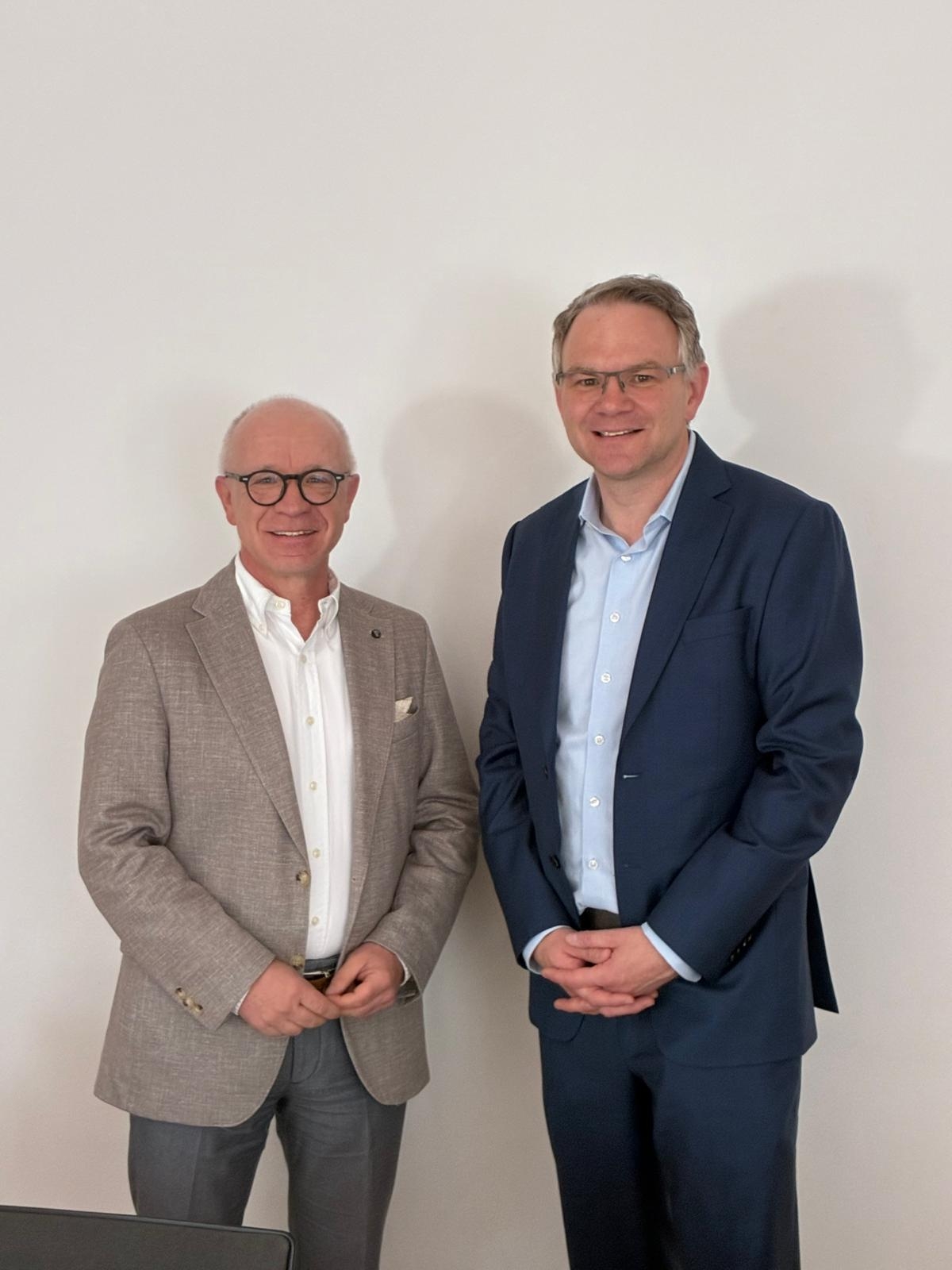 Das Foto zeigt Bürgermeister Jörg Haseneier (links) und den Bürgerbeauftragten Martin Haller bei ihrem Treffen in der Stadthalle Boppard.
