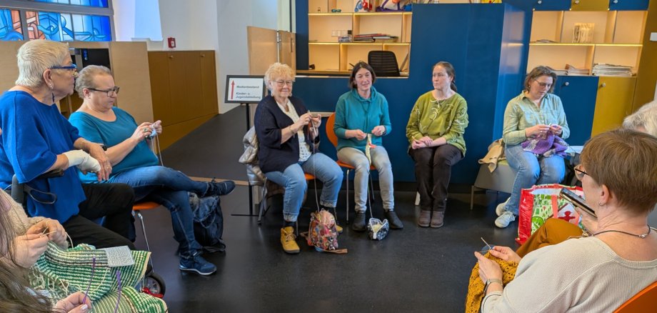 An den ersten beiden Treffen unter dem Motto "Komme was Wolle!" konnte die Stadtbibliothek zahlreiche Teilnehmerinnen begrüßen. An den ersten beiden Treffen unter dem Motto "Komme was Wolle!" konnte die Stadtbibliothek zahlreiche Teilnehmerinnen begrüßen.