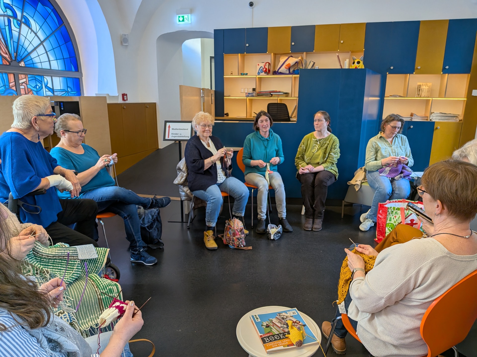 An den ersten beiden Treffen unter dem Motto "Komme was Wolle!" konnte die Stadtbibliothek zahlreiche Teilnehmerinnen begrüßen.