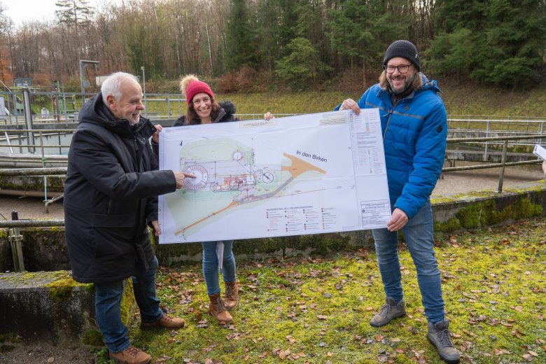 Sie halten den Plan der neuen Buchholzer Kläranlage in ihren Händen: Jürgen Jakob, Geschäftsführer des Ingenieurbüros Siekmann + Partner sowie Eva Kramb und Oberbauleiter Thorsten Stumm von Siekmann + Partner. 