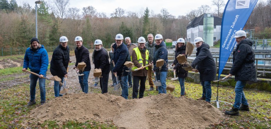 Spatenstich für die Modernisierung der Kläranlage in Buchholz: Bald schon beginnen hier umfangreiche Bauarbeiten. Boppards Bürgermeister Jörg Haseneier (Mitte, gelbe Weste), der Erste Beigeordnete Helmut Zindorf (4. von links), der Buchholzer Ortsvorsteher Reiner Philipps (2. von links), Mitglieder des Ortsbeirats und des Stadtrats, Mitarbeiter des Planungsbüros Siekmann + Partner sowie Mitarbeiter der Stadtverwaltung und der Kanalwerke waren vor Ort, um die Modernisierung der Kläranlage mit dem Spatenstich offiziell einzuleiten. 