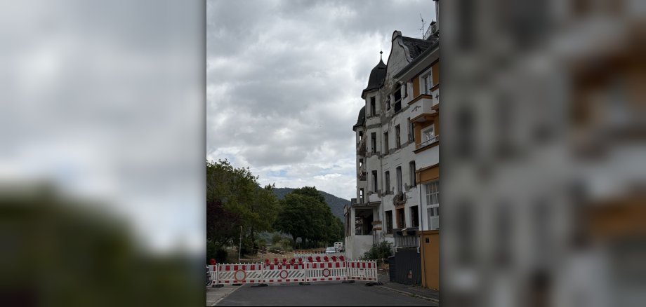 Nach dem Teileinsturz im Inneren eines ehemaligen Hotels in Boppard-Bad Salzig am Dienstagabend laufen derzeit die erforderlichen Sicherungsmaßnahmen,