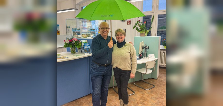 Und falls das Wetter einmal nicht mitspielt, gilt: Michael Defrancesco und Claudia Rheinbay von der Tourist Information Boppard lassen ihre Gästeführer natürlich nicht im Regen stehen. Zur Begrüßung gibt es den originalen Boppard-Schirm. Und falls das Wetter einmal nicht mitspielt, gilt: Michael Defrancesco und Claudia Rheinbay von der Tourist Information Boppard lassen ihre Gästeführer natürlich nicht im Regen stehen. Zur Begrüßung gibt es den originalen Boppard-Schirm.