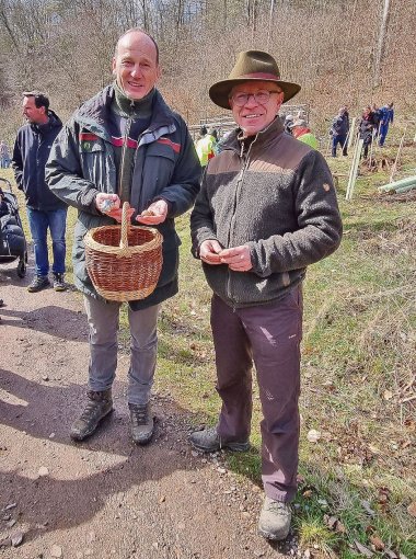 Bürgermeister Jörg Haseneier (rechts) und Forstamtsleiter Axel Henke begleiteten die Teilnehmerinnen und Teilnehmer bei der Pflanzaktion 2023. Pflanzung Hochzeitswald