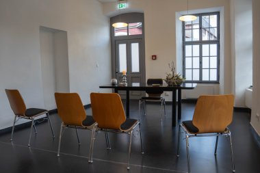 Hier nehmen Brautpaar und Trauzeugen Platz.