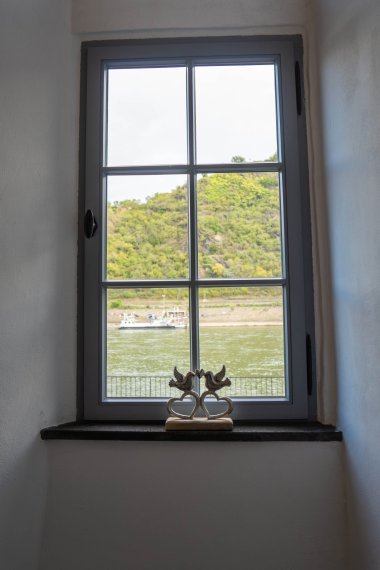 Von unserem Trauzimmer blicken Sie direkt auf den Rhein.