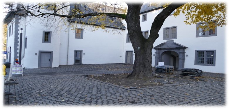 Freifläche vor der Kurfürstlichen Burg, unter der Linde