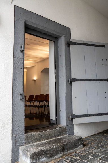 Der Zugang zum Trauzimmer ist nicht barrierefrei möglich. Wir bitten darum, dies bei der Planung zu berücksichtigen.