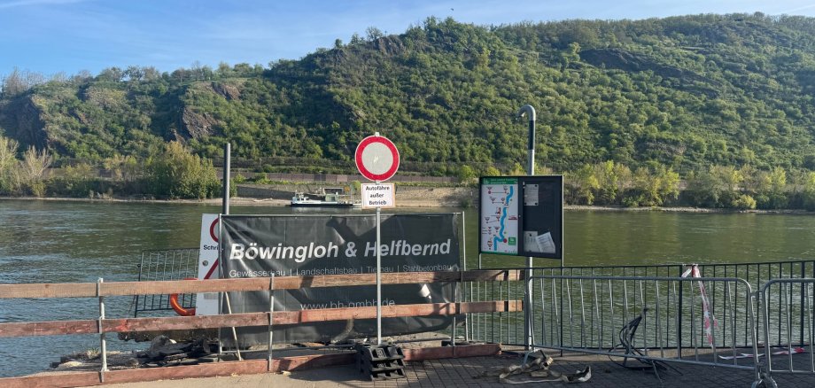 Aktuell bleibt der Fährbetrieb in Boppard eingestellt: Bei einem Unfall wurden am 19. März 2026 sowohl das Auflager als auch die Brücke beschädigt. Aktuell bleibt der Fährbetrieb in Boppard eingestellt: Bei einem Unfall wurden am 19. März 2026 sowohl das Auflager als auch die Brücke beschädigt.