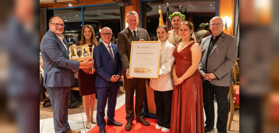 Höhepunkt des Abends war die Verleihung der Bopparder Ehrenwinzerwürde an Ministerpräsident Gordon Schnieder (4. von links). Boppards Bürgermeister Jörg Haseneier (3. von links) überreichte die Auszeichnung gemeinsam mit (von links) Patenwinzer Rolf Bach, Moderatorin und ehemalige Deutsche Weinprinzessin Julia Lambrich, Yuliia Babak, Mitarbeiterin der Tourist Information Boppard, Bacchus David Apel, Boppards Weinkönigin Rebekka Perll und Michael Defrancesco, Leiter der Tourist Information Boppard. Höhepunkt des Abends war die Verleihung der Bopparder Ehrenwinzerwürde an Ministerpräsident Gordon Schnieder (4. von links). Boppards Bürgermeister Jörg Haseneier (3. von links) überreichte die Auszeichnung gemeinsam mit (von links) Patenwinzer Rolf Bach, Moderatorin und ehemalige Deutsche Weinprinzessin Julia Lambrich, Yuliia Babak, Mitarbeiterin der Tourist Information Boppard, Bacchus David Apel, Boppards Weinkönigin Rebekka Perll und Michael Defrancesco, Leiter der Tourist Information Boppard.