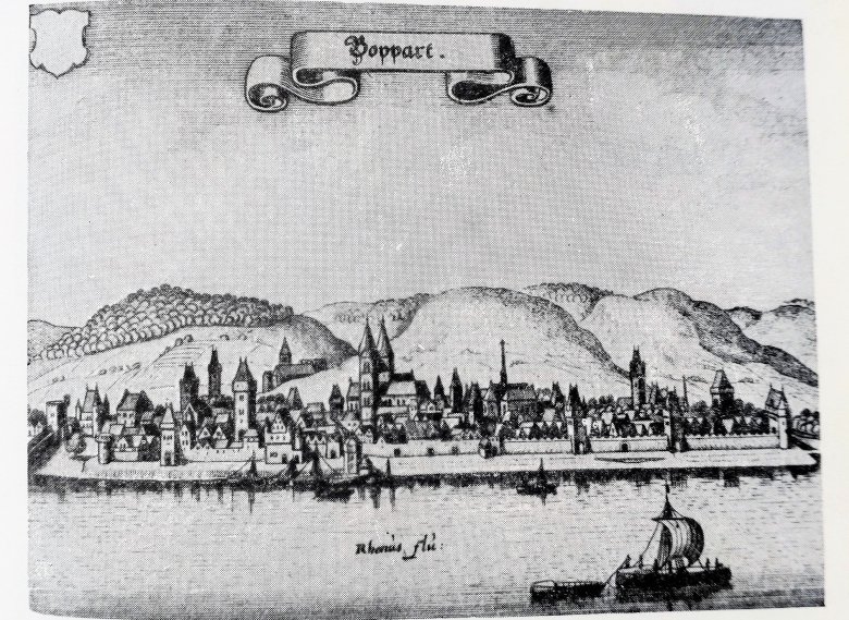 Historischer Stich von Merian: Boppard im Jahr 1648. Der historische Stich zeigt eine Ansicht Boppards vom Rhein aus betrachtet und als Bestandteil eines fahnenähnlichen Banners den Namen: Boppart Historischer Stich von Merian: Boppard im Jahr 1648. Der historische Stich zeigt eine Ansicht Boppards vom Rhein aus betrachtet und als Bestandteil eines fahnenähnlichen Banners den Namen: Boppart