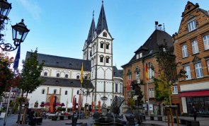 Marktplatz mit St. Severus, Altes Rathaus und Thonet-Brunnen