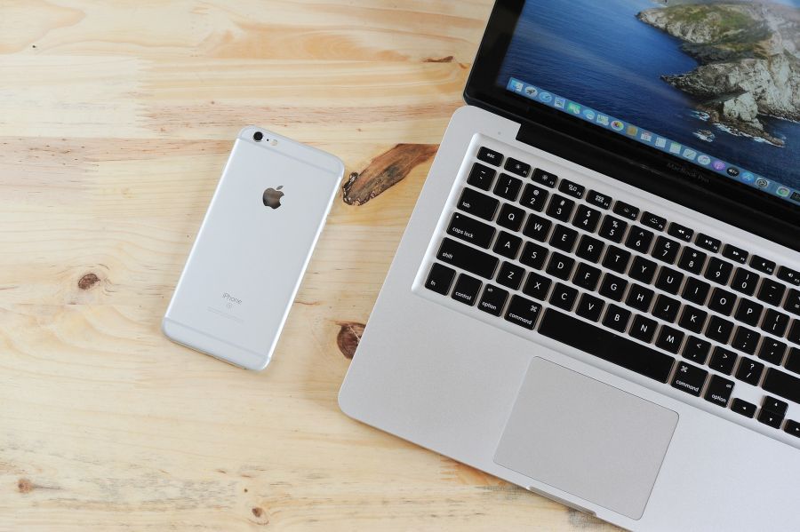Das Foto zeigt einen Laptop und ein Smartphone.