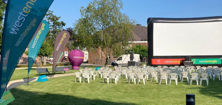 Sommerkino Die Stadt Boppard und das Energieunternehmen Westenergie laden zum Westenergie Sommerkino am 1. und 2. Juli 2022 ins BOMAG Stadion ein. Das Foto zeigt die Location.