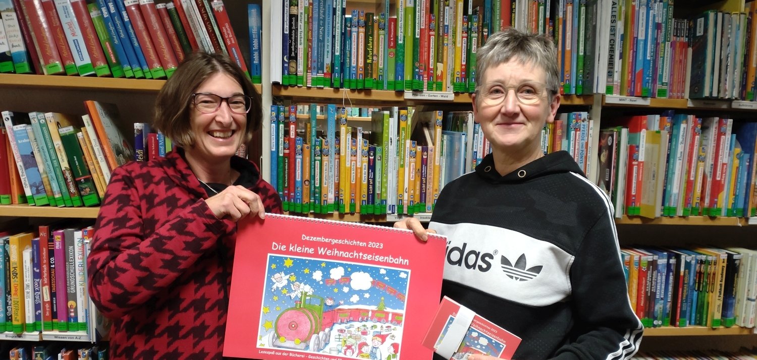 Adventlicher Vorlesespaß für die Kinder der Kita St. Klara: Bei einem zufälligen Besuch in der Stadtbücherei Boppard wurde Ruth Rosenbach, Erzieherin in der Kita St. Klara, von Sabine Kalkofen, Bibliotheksassistentin in der Stadtbücherei Boppard, mit den „Dezembergeschichten“ überrascht. 