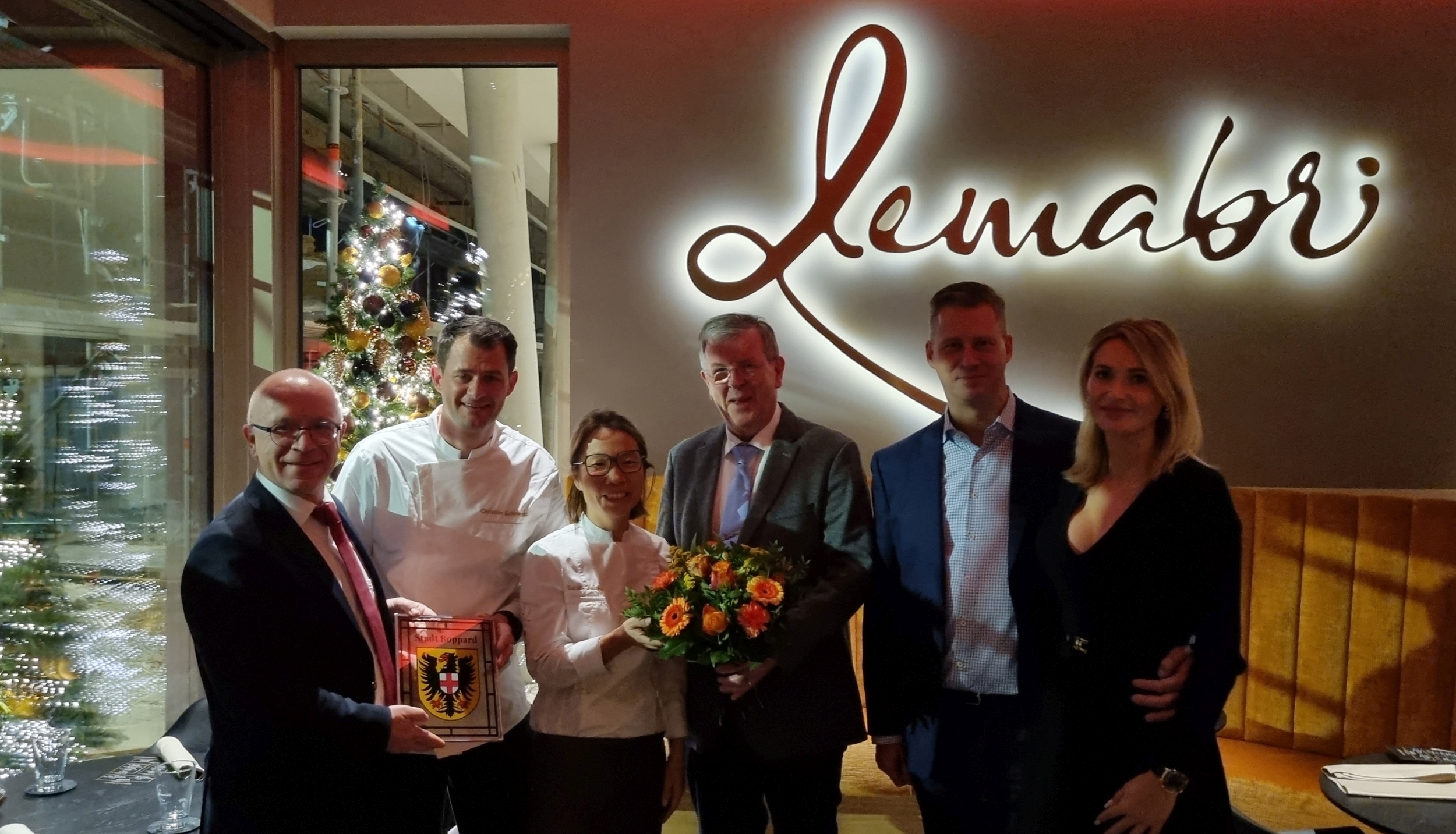 Zur Eröffnung des Lemabri in Boppard  gratulierten der Bürgermeister der Stadt Boppard, Jörg Haseneier (links), und der DEHOGA-Kreisvorsitzende Josef Mayer (4. von links) gemeinsam mit Marco Ehrhardt, Geschäftsführer der Ehrhardt + Partner Group, und Britta Ehrhardt den Betreibern und Sterneköchen Sarah Henke (3. von links) und Christian Eckhardt (2. von links). 
