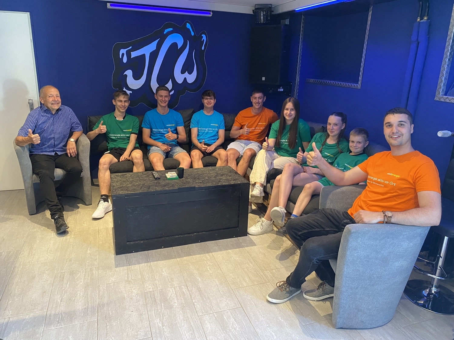 Der neue Jugendraum in Weiler bei Boppard wird rege genutzt. Die Jugendlichen treffen sich hier zahlreich und regelmäßig. Ortsvorsteher Andreas Mayer (links) und Projektpate Florian Schmidt (rechts) treffen sich nach erfolgreicher Renovierung mit den Jugendlichen im neuen Jugendraum.