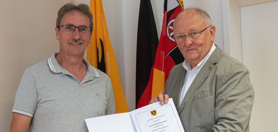 Zum Dank für 25 Jahre im Dienst der Stadt Boppard überreicht der Erste Beigeordnete der Stadt Boppard, Helmut Schröder (rechts), dem Bauhof-Mitarbeiter Karl Thomas Diesler eine Urkunde der Stadt Boppard.