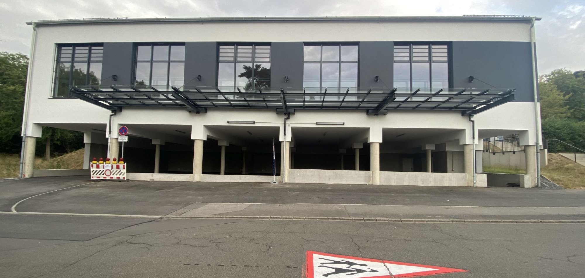 Im Untergeschoss der neuen Grundschulturnhalle in Boppard „Auf der Zeil“ vermietet die Stadt Boppard PKW-Stellplätze.