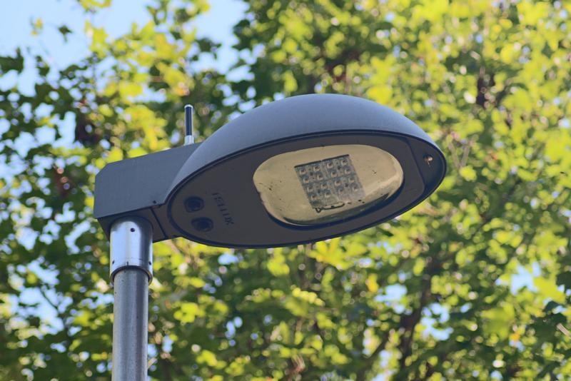Intelligtente Straßenbeleuchtungskonzepte können Energie sparen und parallel dem Bedarf der Bürgerinnnen und Bürger gerecht werden. Unser Foto zeigt einen umgerüsteten Leuchtkopf der Stadtwerke Tübingen.