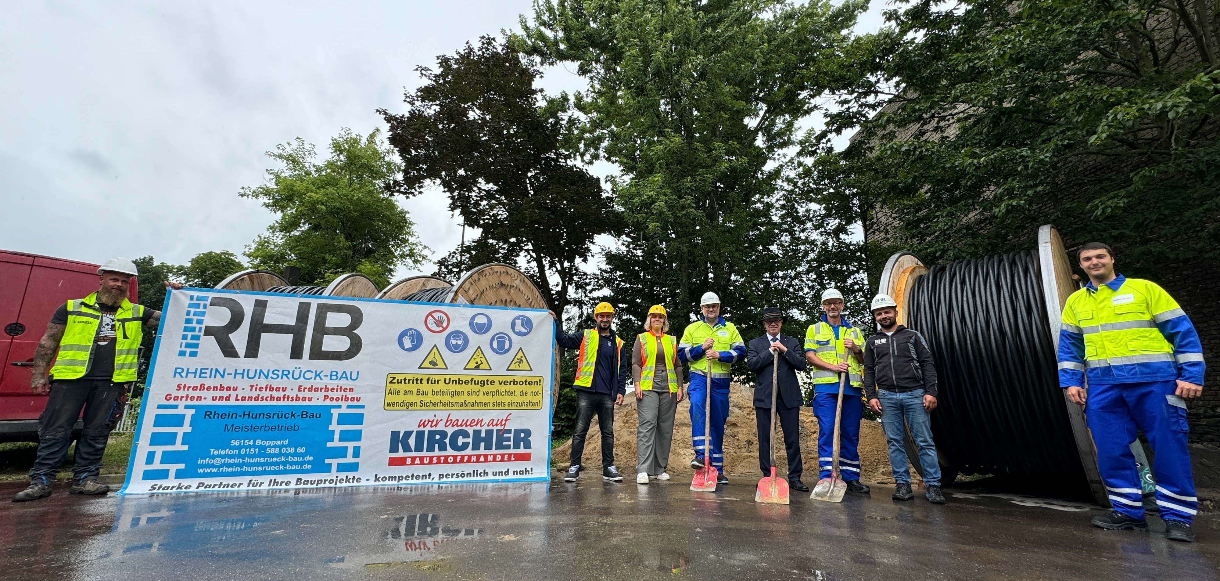 Jörg Haseneier (4.v.r.), Bürgermeister der Stadt Boppard, die bauausführende Firma Rhein-Hunsrück-Bau, dem zuständigen Ingenieurbüro ALTEN sowie Vertreter der Westenergie und Westnetz trafen sich vor Ort zum Baustarttermin. 