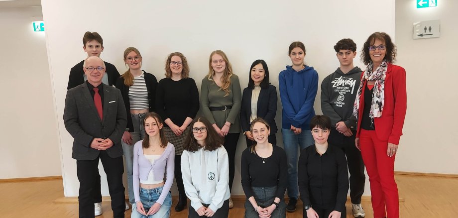 Die Bopparder Jugenddelegation bereitet sich derzeit intensiv auf ihren Besuch in der japanischen Partnerstadt Ome vor. Zehn junge Bopparderinnen und Bopparder besuchen zu Pfingsten gemeinsam mit Boppards Bürgermeister und Delegationsleiter Jörg Haseneier (links) und Mitarbeiterin Martina Weirich (rechts) das Land der aufgehenden Sonne. Im japanischen Generalkonsulat in Frankfurt vermittelte Vizekonsulin Kotoe Otsuka (hinten, 4. von rechts) wichtige Grundlagen aus dem Leben und Alltag in Japan, wie den Fersensitz „Seiza“ (vordere Reihe). Dies ist eine traditionelle japanische Sitzhaltung und in Japan eine sehr häufig verwendete Sitzweise.