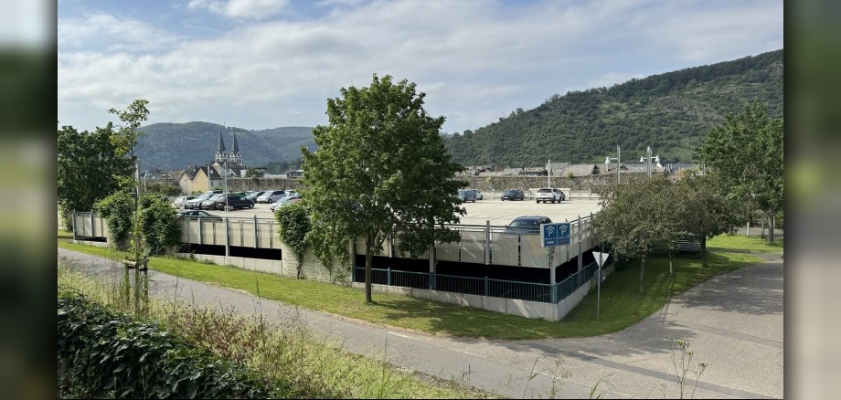 Auf der oberen Ebene des City-Parkdecks (Parkdeck Marienberg) werden am Donnerstag, 6. Juni 2024, die Sanierungsarbeiten des Oberflächenbelags fortgesetzt. Während der Sanierungsarbeiten ist ein Teil der Parkplätze nicht verfügbar.