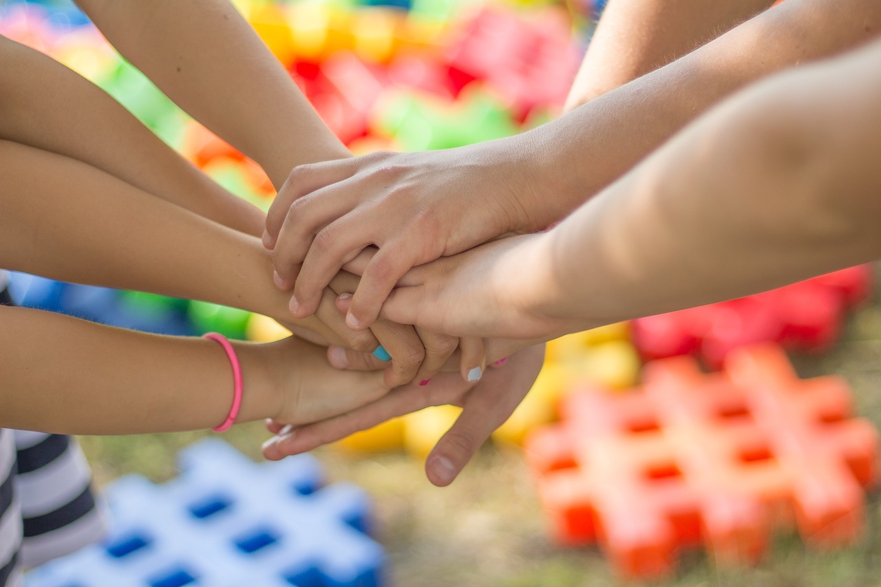 Auch in diesem Jahr wird es in den Oster- und Sommerferien wieder Kinderbetreuungsaktionen in den Räumen und auf dem Gelände der Fritz-Straßmann-Schule in Boppard geben. Die Kinder und Jugendlichen können zwischen Werk-, Bastel- und Theaterangeboten, Sport- und Spielmöglichkeiten sowie erlebnispädagogischen Spielen wählen. Freies Spiel, gemeinsame Treffen oder einfach nur Entspannung sind ebenfalls möglich.