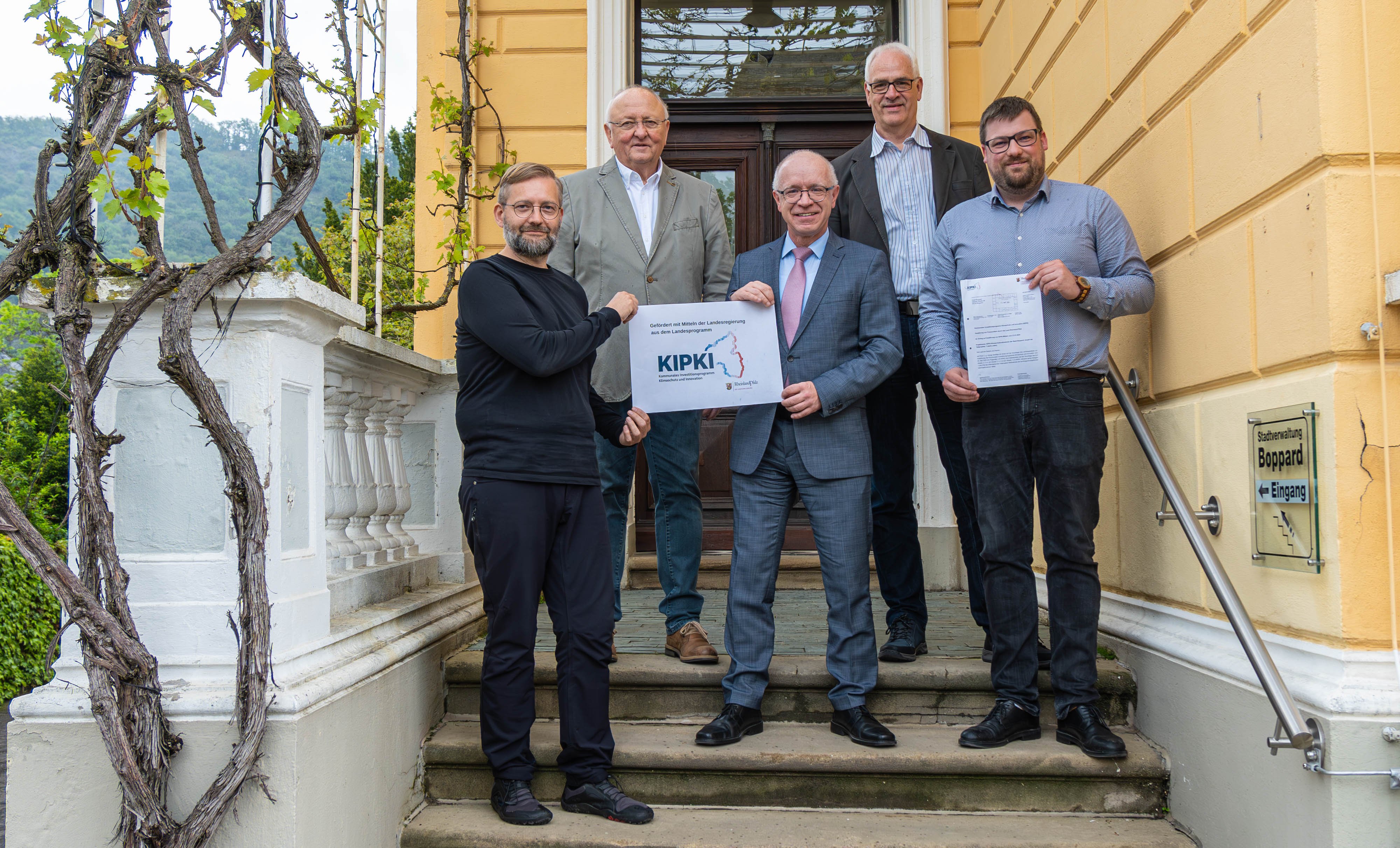 Die Stadt Boppard hat einen KIPKI-Förderbescheid in Höhe von 450.107,57 erhalten. Energiemanager Robert Schumann (von links), der Erste Beigeordnete Helmut Schröder, Bürgermeister Jörg Haseneier, Hans-Joachim Bach, Leiter des Fachbereichs 3, und Klimaschutzmanager Dominik Nachtsheim freuen sich über die Förderzusage. Die Fördergelder fließen in ihren Zuständigkeitsbereichen in sieben verschiedene Projekte. 
