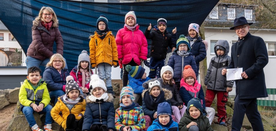 Boppards Bürgermeister Jörg Haseneier (rechts) war zu Besuch bei den Vorschulkindern und der Kita-Leitung Katrin Link (links) in der katholischen Kindertagesstätte St. Ägidius in Bad Salzig. In der Hand hält er ein Bild, das ihm ein Kind gemalt und geschenkt hat.