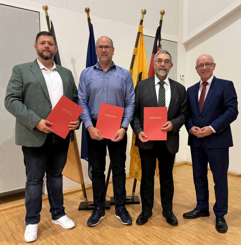 In der konstituierenden Sitzung wurden auch die neuen Beigeordneten der Stadt Boppard gewählt. Auf unserem Foto (von rechts): Bürgermeister Jörg Haseneier mit Helmut Zinndorf (CDU, Erster Beigeordneter) und den Beigeordneten Jörg Puth (BfB) und Kevin Windheuser (SPD).