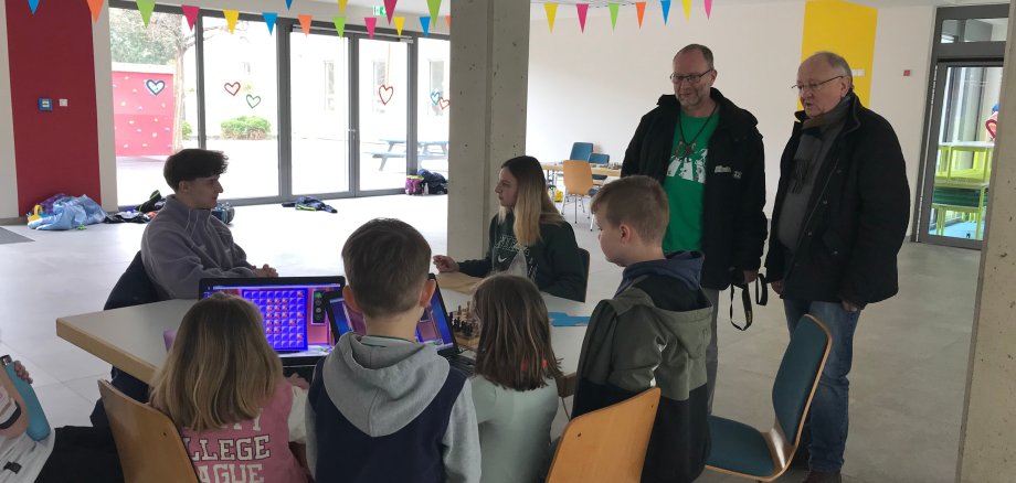 Wer eine ruhigere Beschäftigungsmöglichkeit suchte, konnte unter anderem Schach spielen. Auf dem Foto: Boppards Erster Beigeordneter Helmut Schröder (stehend rechts), der die Kinderferienaktion in der Grundschule Bad Salzig besuchte, und der Leiter der Jugend-Begegnungs-Stätte Boppard, Hermann Schmitt (stehend links).