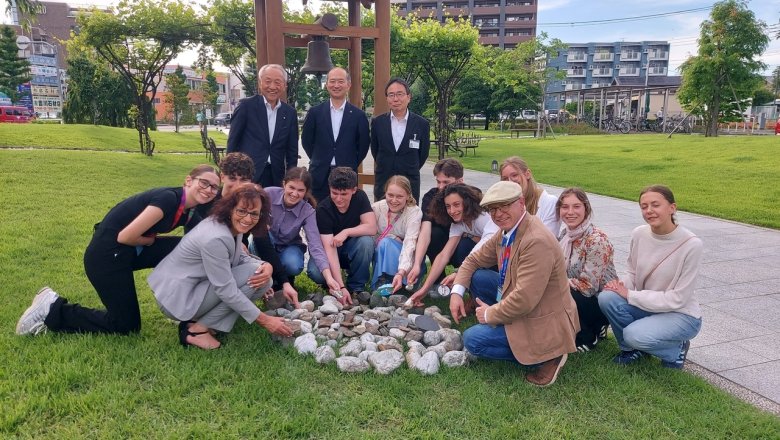 Es ist eine schöne Tradition, dass die Bopparder Jugenddelegationen mit ihren Namen versehene Rheinsteine mitbringen und vor der Partnerschaftsglocke ablegen. Umgekehrt werden beschriftete oder bemalte Steine vom Tama-Fluss aus Ome bei Besuchen im Partnerschaftsgarten in Boppard abgelegt.