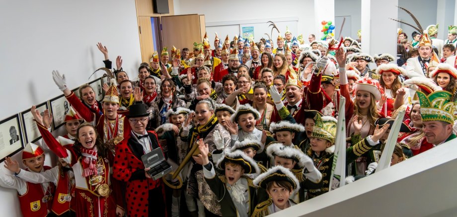 Die Vertreterinnen und Vertreter der Bopparder Fastnachtsvereine waren zahlreich erschienen und bejubelten gemeinsam mit dem Prinzenpaar und den Kinderprinzenpaaren die närrische Machtübernahme in Boppard.
