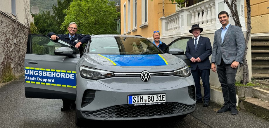 Jörg Haseneier (2. von rechts), Bürgermeister der Stadt Boppard, Westenergie-Regionalmanager Florian Schmidt (rechts) sowie Rainer König (links) und Agata Lenhard (2. von links) Mitarbeitende der Ordnungsbehörde der Stadt Boppard präsentieren stolz den neuen VW ID.4.