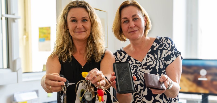 Es sind vor allem Handys, Schlüssel und Geldbörsen, die im Fundbüro bei Magdalena Pfeifer (links) und Eva Krautkrämer abgegeben werden.