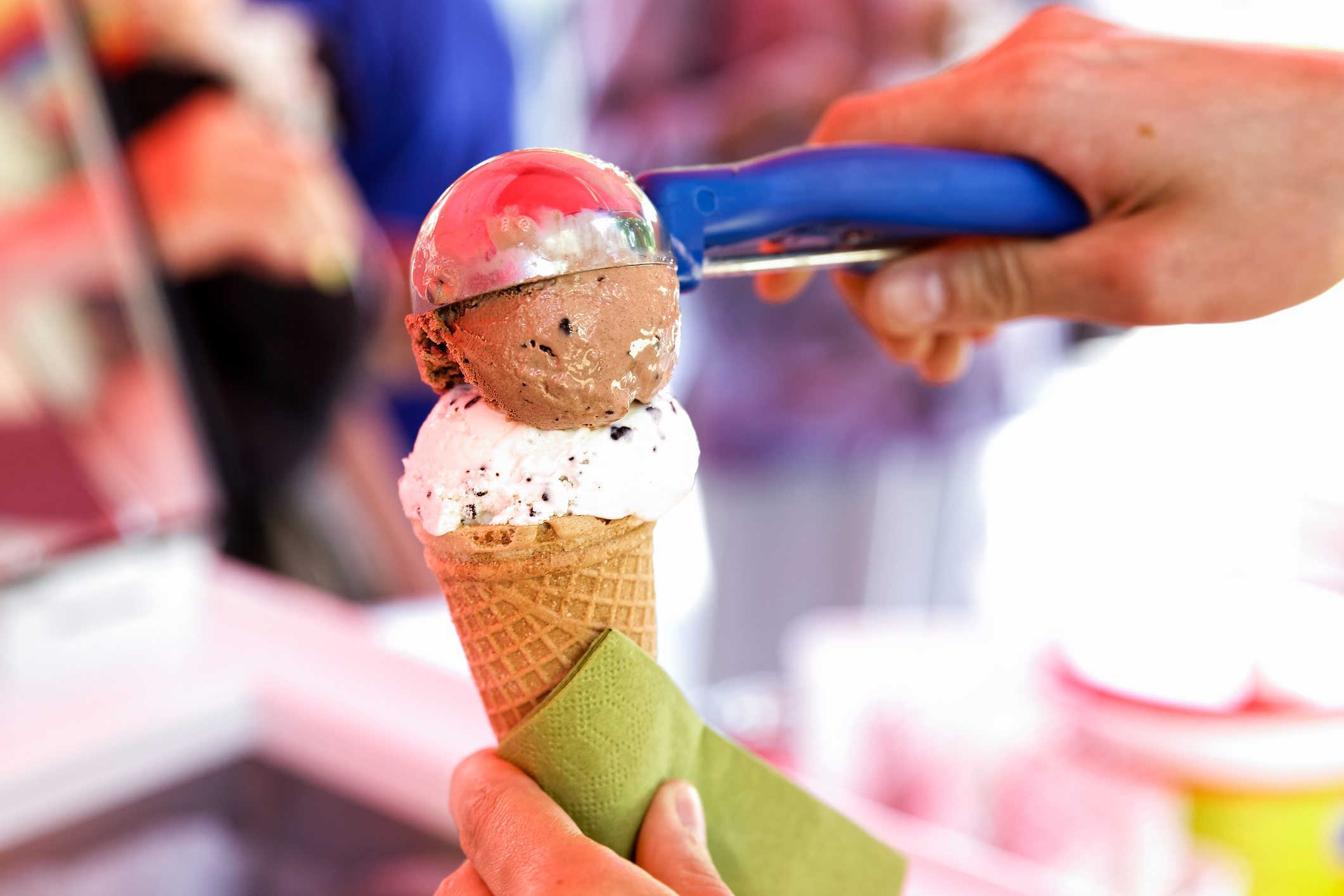 Um den Gästen des Thermalfreibad in der kommenden Saison wieder leckeres Eis anbieten zu können, ist die Stadt Boppard auf der Suche nach einem mobilen Eisverkäufer oder einer mobilen Eisverkäuferin mit Eiswagen.  Interessierte können sich bei der Stadtverwaltung Boppard über die genauen Details informieren. 